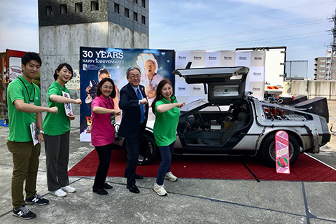 デロリアンを展示 デロリアンはゴミを燃料に走る車