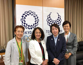 橋本聖子国務大臣(当時)に「北海道を循環型社会へ」の取組みをお伝えした。