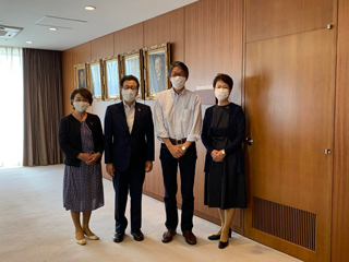 札幌市議会議員篠田江里子先生のご案内で、秋元市長を日本環境設計岩元会長が表敬訪問。話題は「ペットボトル国内完全循環に向けて」
